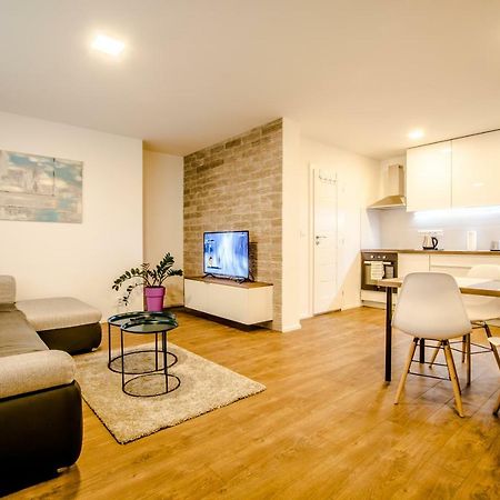 Central Apartments By Kovee Bratislava Bagian luar foto